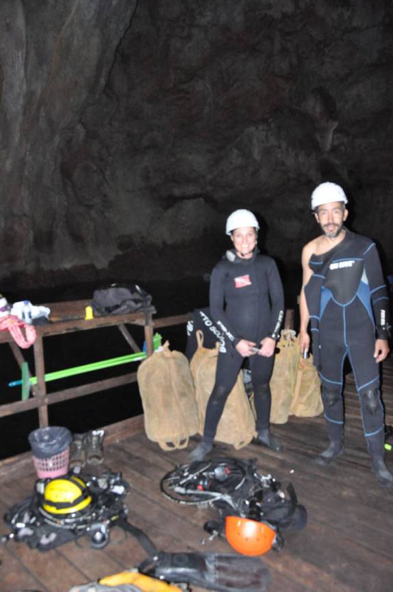 Vestindo-se para mergulhar no Abismo de Anhumas, em Bonito, no Mato Grosso do Sul
